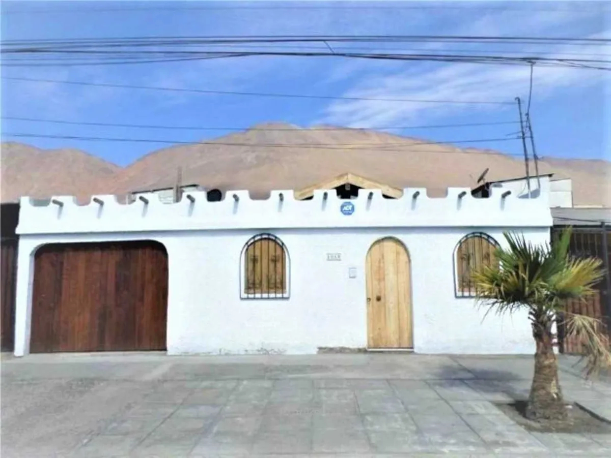 Casa Estilo Rústico / Arturo Pérez Canto, Hospital Regional, Iquique