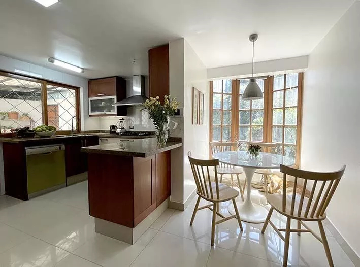 Casa En Venta De 6 Dormitorios En Lo Barnechea