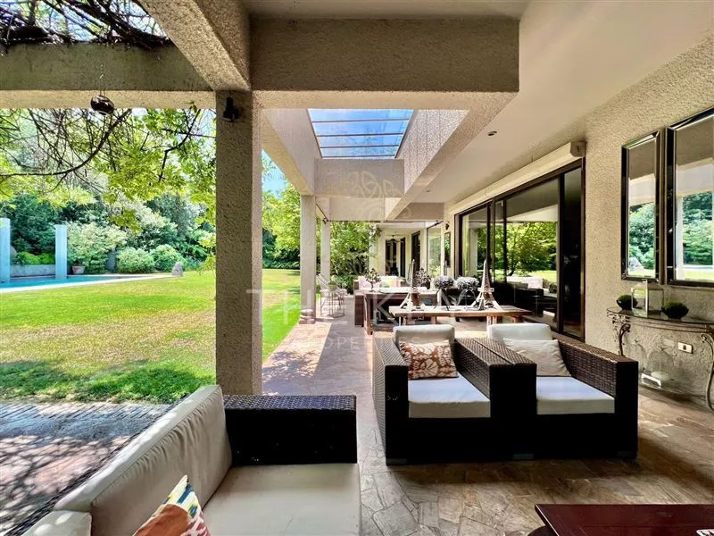 Amplia Casa En Venta De 3 Dormitorios Y Piscina - La Dehesa