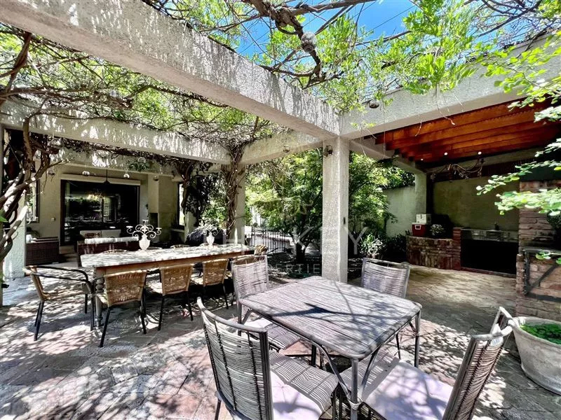 Amplia Casa En Venta De 3 Dormitorios Y Piscina - La Dehesa