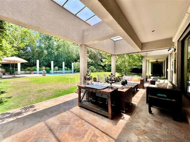 Amplia Casa En Venta De 3 Dormitorios Y Piscina - La Dehesa
