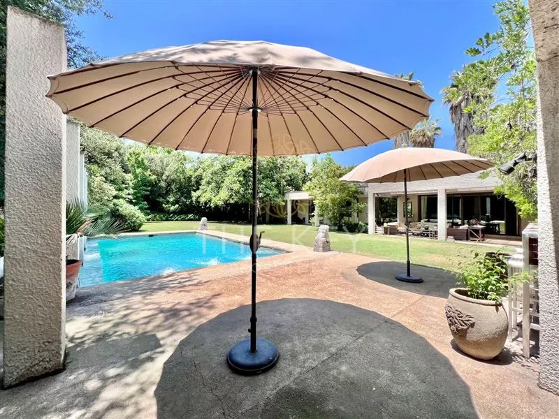 Amplia Casa En Venta De 3 Dormitorios Y Piscina - La Dehesa