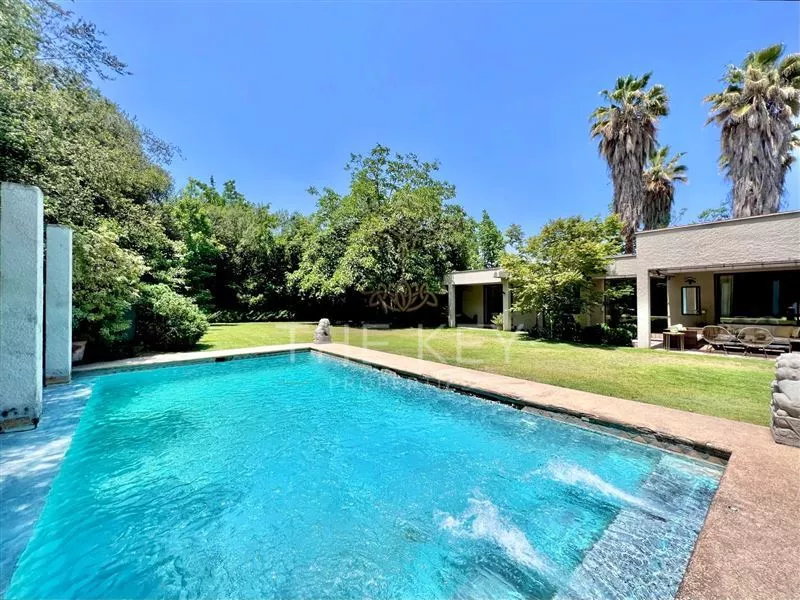 Amplia Casa En Venta De 3 Dormitorios Y Piscina - La Dehesa