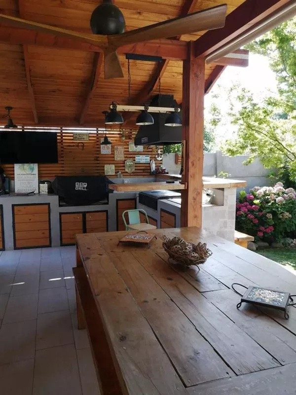 Casa En Venta De 3 Dorm. Con Piscina Y Quincho En Chicureo
