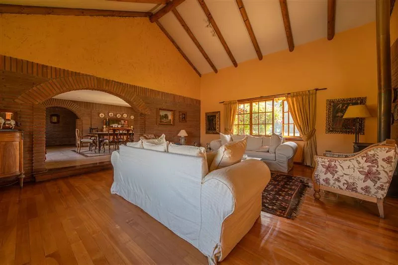 Casa En Venta De 6 Dormitorios En Calera De Tango