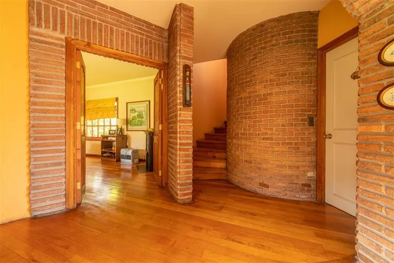 Casa En Venta De 6 Dormitorios En Calera De Tango