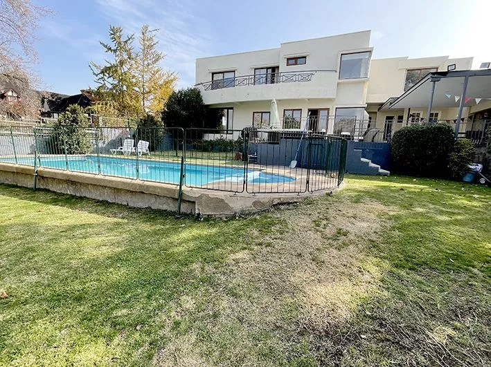 Casa En Venta De 4 Dorm. En Lo Barnechea