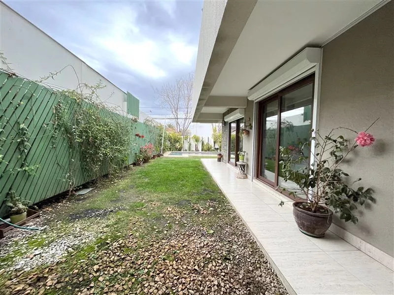 Casa En Venta De 5 Dorm. En Las Condes