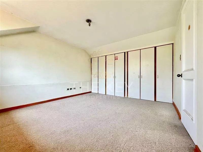 Amplia Casa Con Piscina En Venta De 6 Dormitorios - La Reina