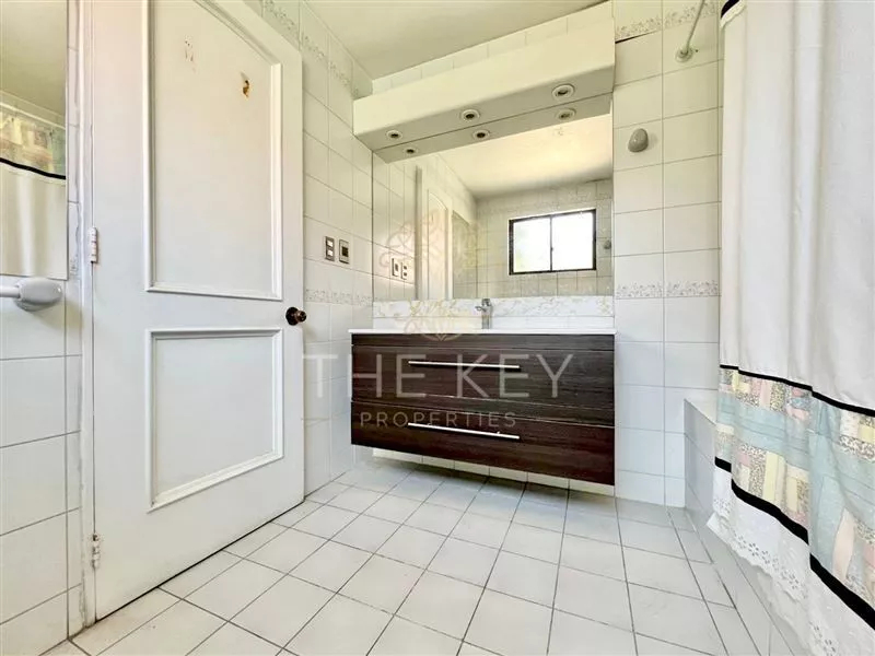 Amplia Casa Con Piscina En Venta De 6 Dormitorios - La Reina