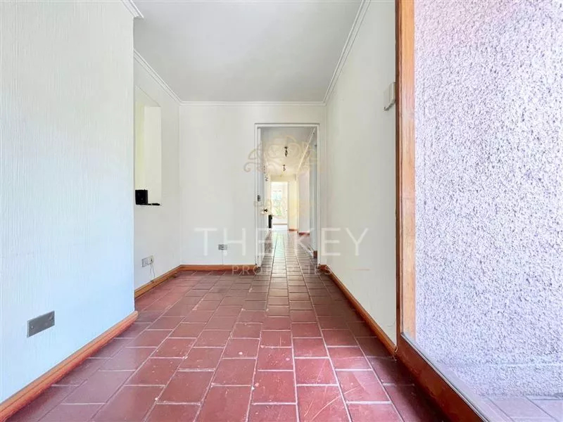 Amplia Casa Con Piscina En Venta De 6 Dormitorios - La Reina