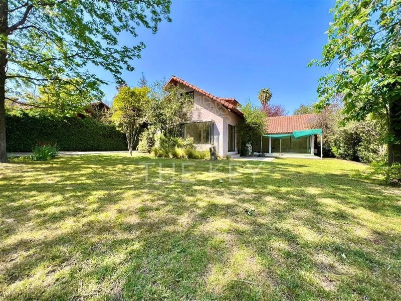 Amplia Casa Con Piscina En Venta De 6 Dormitorios - La Reina