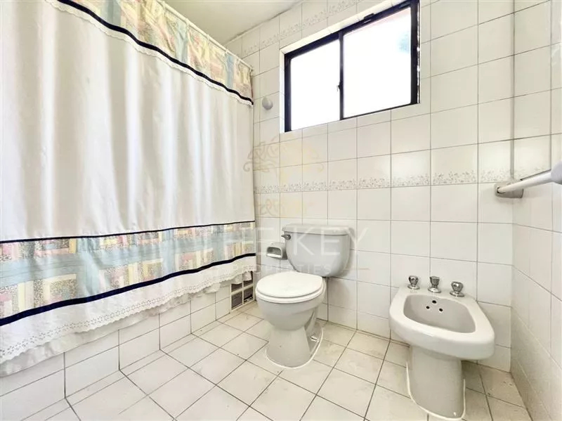 Amplia Casa Con Piscina En Venta De 6 Dormitorios - La Reina