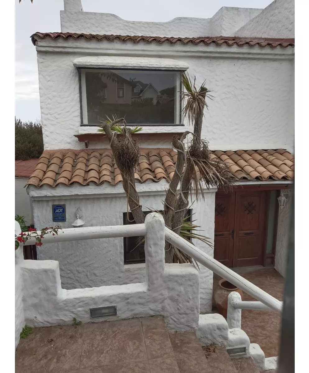 Amplia Casa En Venta - Lomas De Montemar