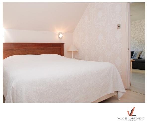 Se VENDE CASA aislada de 4D y 4B a pasos de Av. Vitacura