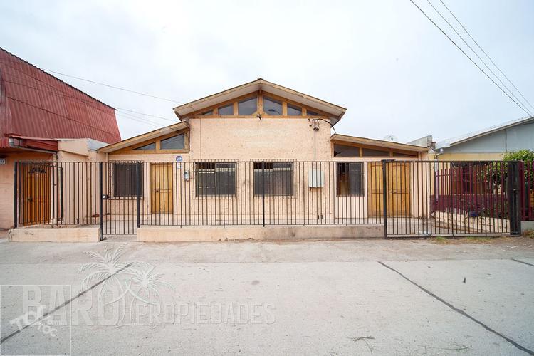 Propiedad para remodelar, en tranquilo pasaje, frente a una plazoleta.