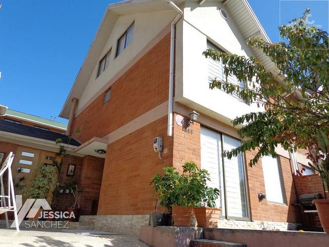 Se vende hermosa y amplia casa de 3 pisos en Jardín Alto, La Florida.