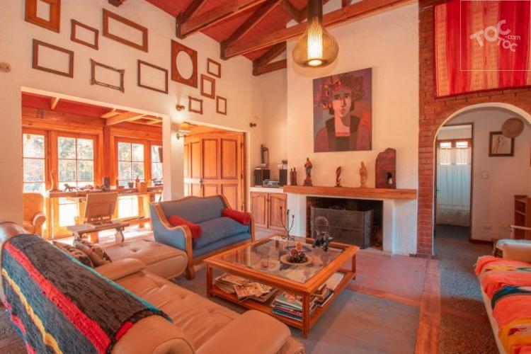 Casa estilo chilena en condominio consolidado