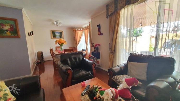 ¡EXCELENTE casa en condominio cerrado!
