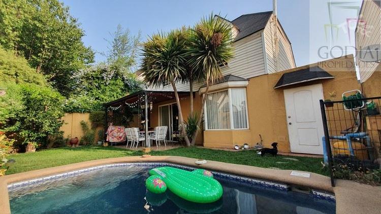 ¡EXCELENTE casa en condominio cerrado!