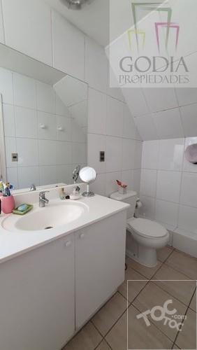 ¡EXCELENTE casa en condominio cerrado!