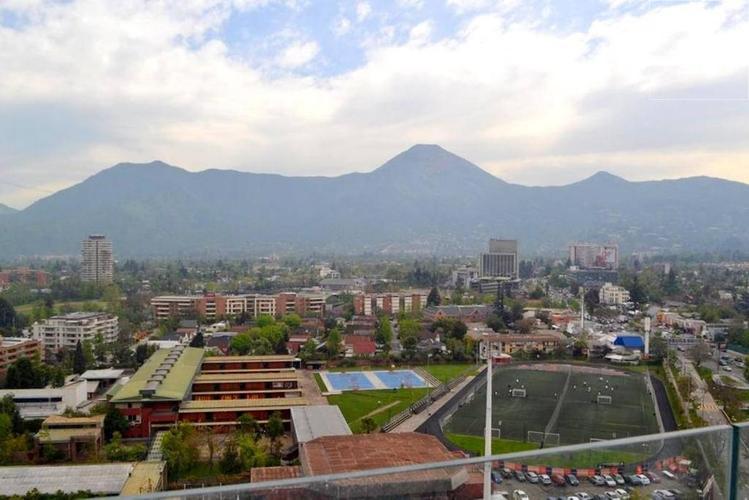 Las Condes, Avenida Kennedy – Avenida Manquehue, departamento amoblado, dos dormitorios, dos baños, estacionamiento. Se Arrienda.