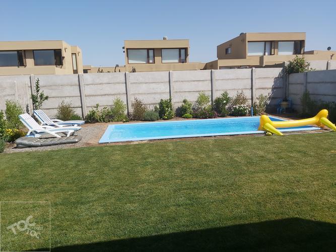 Se vende preciosa casa con piscina en Condominio Peumayén en Brisas Norte, Chicureo