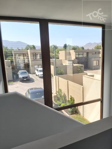 Se vende preciosa casa con piscina en Condominio Peumayén en Brisas Norte, Chicureo