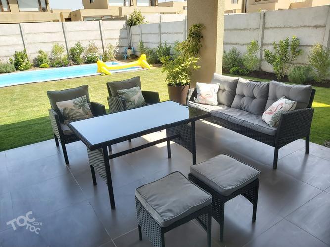 Se vende preciosa casa con piscina en Condominio Peumayén en Brisas Norte, Chicureo