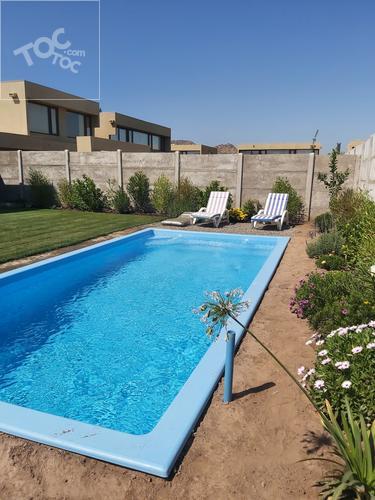 Se vende preciosa casa con piscina en Condominio Peumayén en Brisas Norte, Chicureo