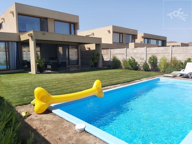 Se vende preciosa casa con piscina en Condominio Peumayén en Brisas Norte, Chicureo