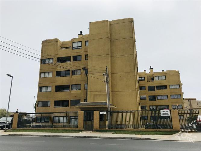 En Manantiales, frente al santa Isabel