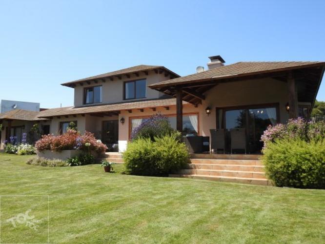 Excelente casa con vista a laguna y Cancha de Golf