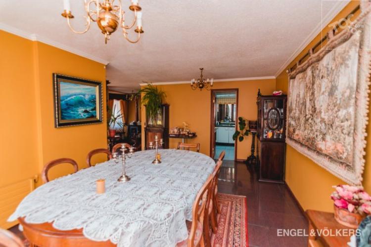 Gran casa, apta para oficina o Institución en Cerro la Virgen