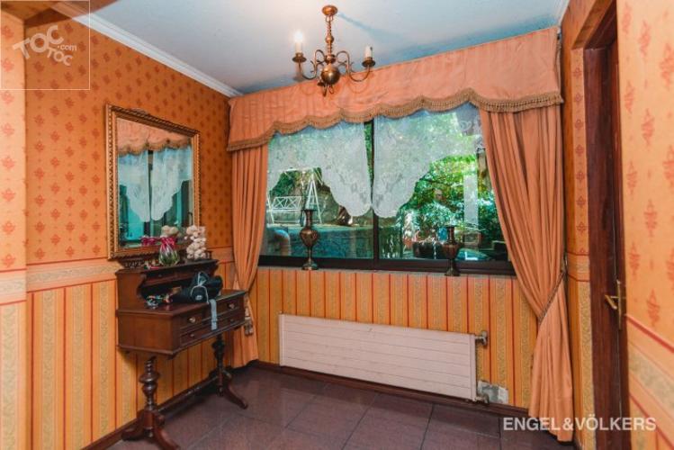 Gran casa, apta para oficina o Institución en Cerro la Virgen
