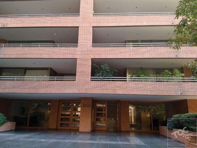 CLÁSICO Y LUJOSO DEPARTAMENTO IDEAL PARA FAMILIA NUMEROSA, ACCESO DIFERENCIADO PARA SERVICIO