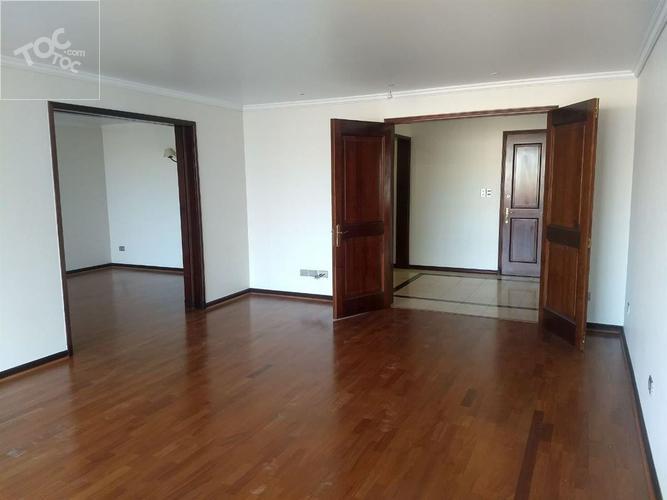 CLÁSICO Y LUJOSO DEPARTAMENTO IDEAL PARA FAMILIA NUMEROSA, ACCESO DIFERENCIADO PARA SERVICIO