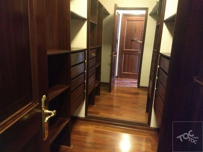 CLÁSICO Y LUJOSO DEPARTAMENTO IDEAL PARA FAMILIA NUMEROSA, ACCESO DIFERENCIADO PARA SERVICIO
