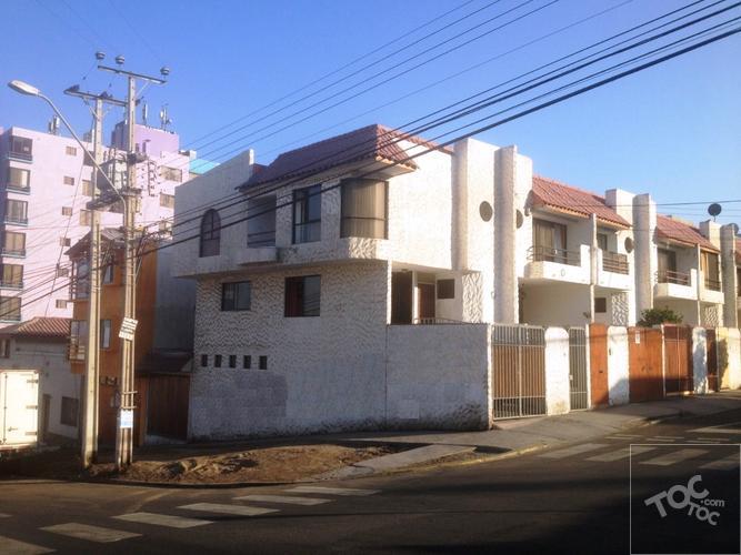 CASA CÉNTRICA 4D, 3B, 2E, ANTEJARDÍN Y PATIO