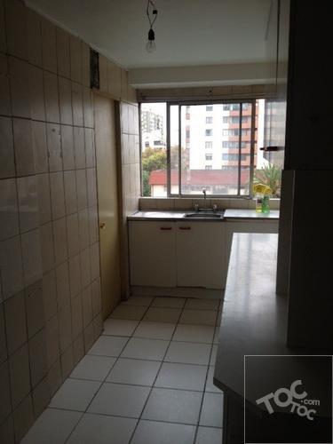 Arriendo departamento, tres dormitorios, dos baños, estacionamiento.