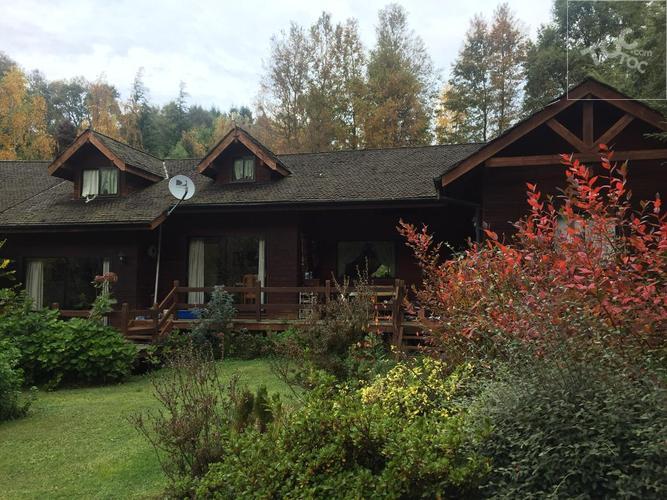 Casa 250 m2, 7 dormitorios, terreno 3.000 m2, Villarrica