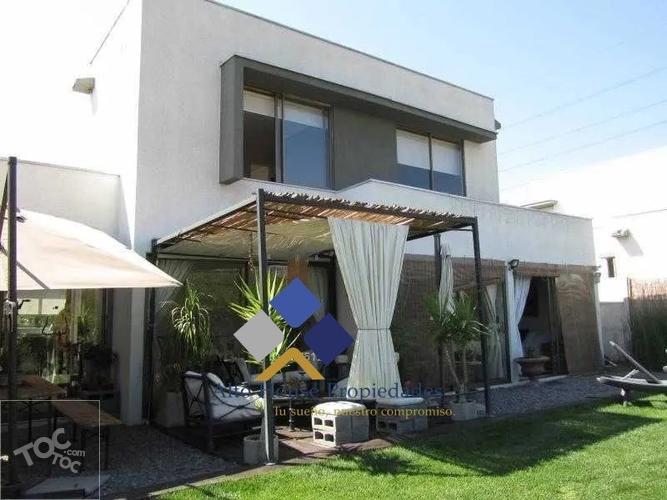 Excelente Casa Mediterránea en Condominio Jardín Oriente Alto el Manzano Til-Til.