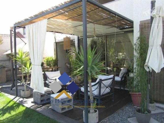 Excelente Casa Mediterránea en Condominio Jardín Oriente Alto el Manzano Til-Til.