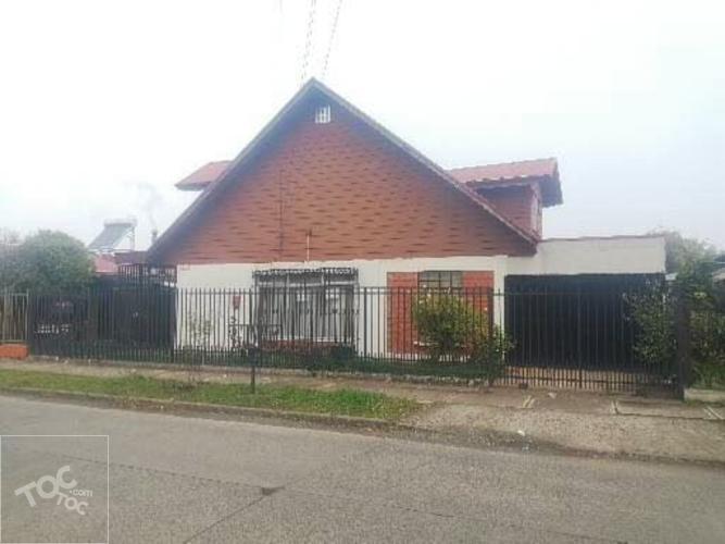 Amplia Casa con excelente ubicación.