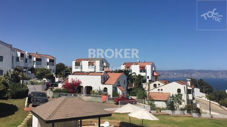 BROKER VENDE CASA CONDOMINIO CAMINO DEL ALTO
