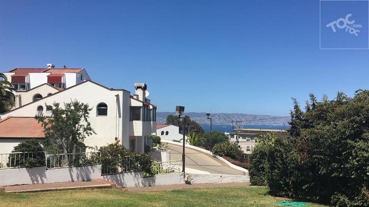 BROKER VENDE CASA CONDOMINIO CAMINO DEL ALTO