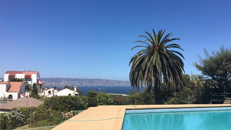 BROKER VENDE CASA CONDOMINIO CAMINO DEL ALTO