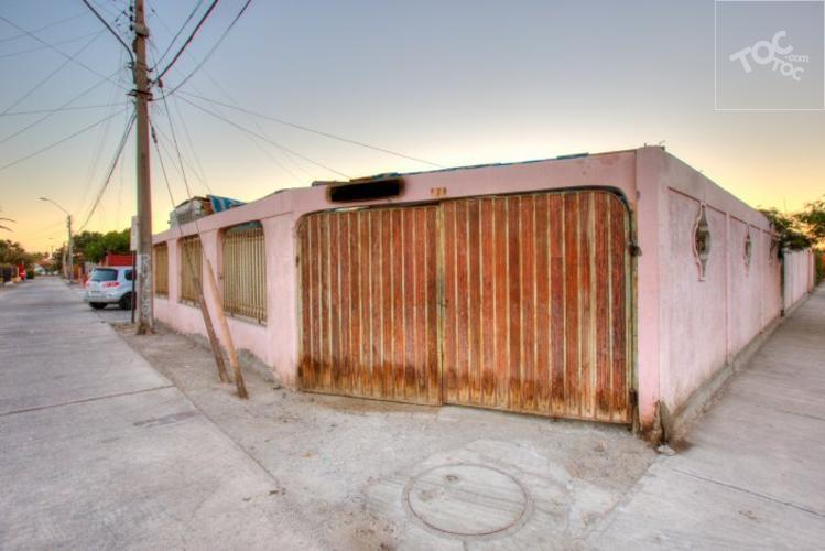 GRAN TERRENO CON DOS CASAS EN VILLA INDUSTRIAL
