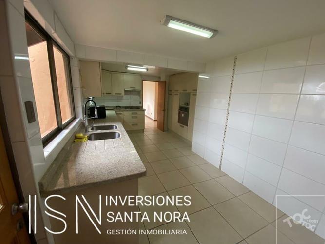Amplia casa 5 dormitorios, gran vista hacia el mar, Sector San Joaquín