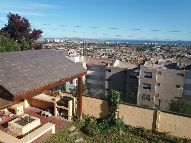 Amplia casa 5 dormitorios, gran vista hacia el mar, Sector San Joaquín